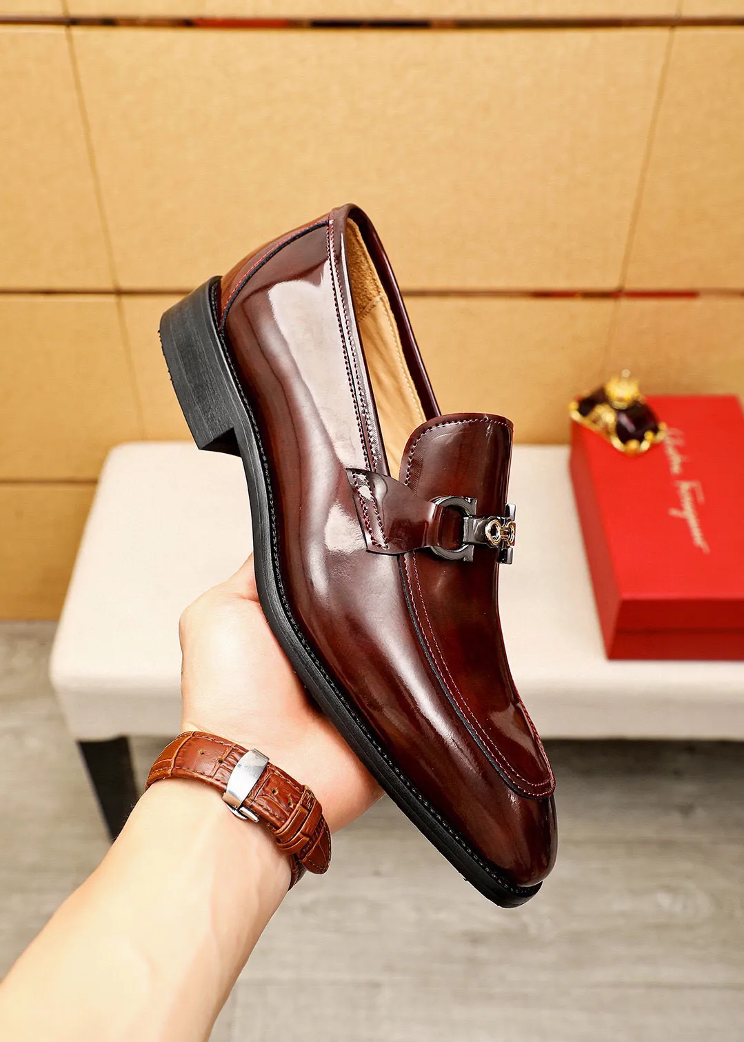 Men's shoes 💰460 💐 Product trademark: Ferragamo "Ferragamo" casual leather shoes Regular size: 38-44 (45🉑️customized) Product materials: Selected imported first-layer open-edge beaded calfskin upper + luxury hardware buckle, imported water-dyed cowhide leather lining. Strong three-dimensional visual effect, original combination outsole Color: 2⃣️colors available